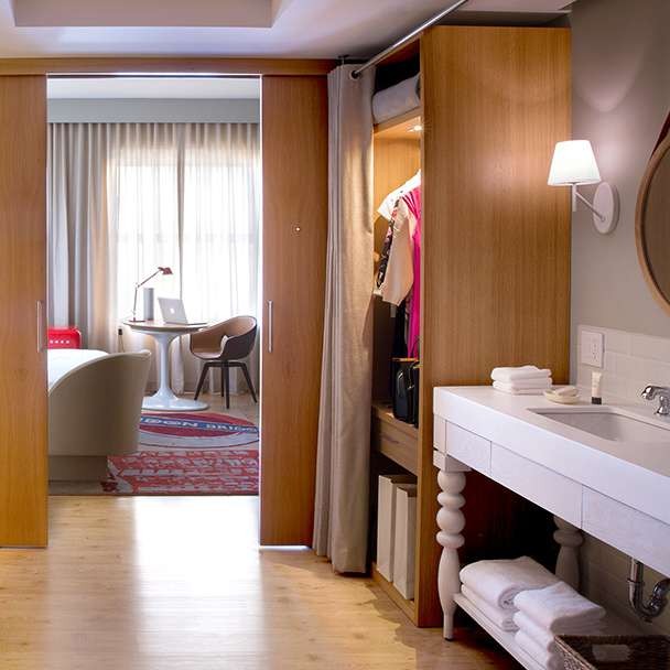 Downtown Chicago Hotel Rooms and Suites