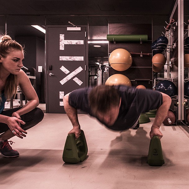 Man doing pushups at the gym